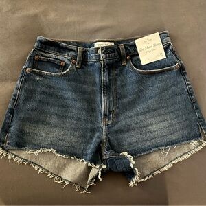 NWT Abercrombie Mid-wash Curve Love Mom short